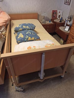 Pflegebett mit Matratze