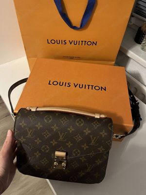 Louis Vuitton Métis Clutch