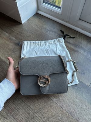 Authentische Gucci-Umhängetasche aus verflochtenem grau genarbtem Leder mit GG-Kette