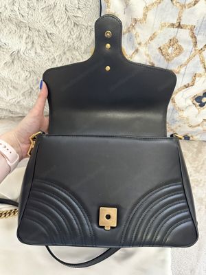 Kleine Gucci-Tasche aus schwarzem GG Marmont-Leder mit Griff