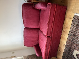 Kleines rotes Sofa zu verschenken
