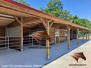 Pferdestall mit stallgasse, Aussenbox, Pferdebox und Offenstall bauen, Weidehütte mit fressgitter, Bild 6