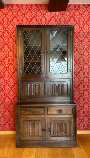Wohnzimmerschrank   Anrichte mit integrierter Bar im englischen Tudorstil