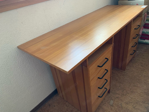 Schreibtisch mit Stuhl, Regalbock und Regalwand