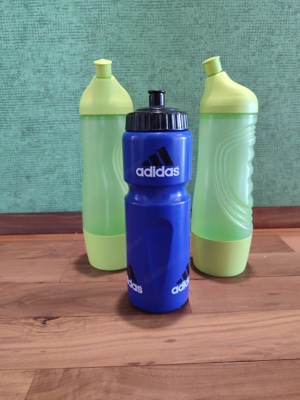 Tupperware Trinkflasche und Adidas Trinkflasche