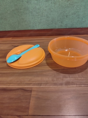 Tupperware Schüssel mit Deckel und Löffel neu Bild 2