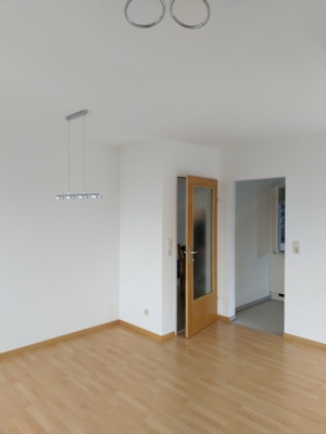 Ruhige, helle Dreizimmerwohnung mit Balkon und gratis Garagenplatz an Nichtraucher zu vermieten Bild 9