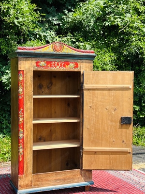 Barock Schrank Bauernschrank Bauernmöbel bemalt Nussbaum Biedermeier Dielenschrank Kasten Bild 4