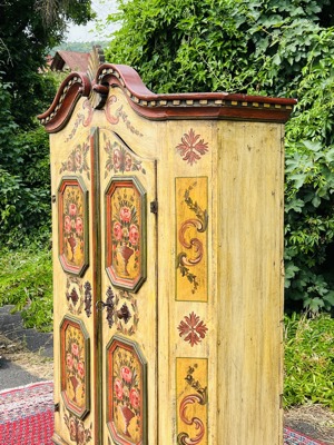 Barock Schrank Bauernschrank Bauernmöbel bemalt Nussbaum Biedermeier Dielenschrank Kasten Bild 2