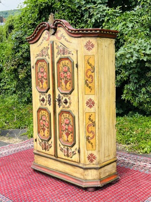 Barock Schrank Bauernschrank Bauernmöbel bemalt Nussbaum Biedermeier Dielenschrank Kasten Bild 8