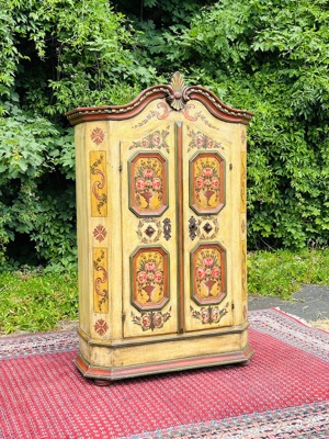 Barock Schrank Bauernschrank Bauernmöbel bemalt Nussbaum Biedermeier Dielenschrank Kasten