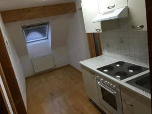 Charmante Dachgeschosswohnung mit Parkplatz, Kellerabteil und Top-Lage   ideal für Singles oder Paar Bild 3