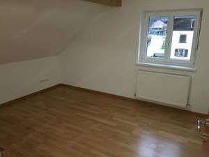 Charmante Dachgeschosswohnung mit Parkplatz, Kellerabteil und Top-Lage   ideal für Singles oder Paar Bild 2