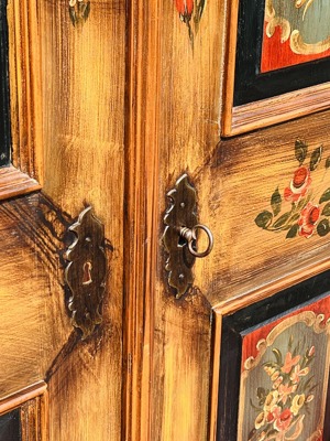Barock Schrank Bauernschrank Bauernmöbel bemalt Nussbaum Biedermeier Dielenschrank Kasten Bild 5