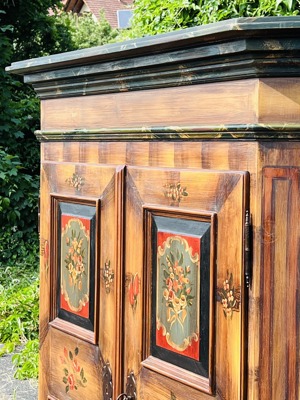 Barock Schrank Bauernschrank Bauernmöbel bemalt Nussbaum Biedermeier Dielenschrank Kasten Bild 3