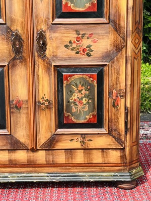 Barock Schrank Bauernschrank Bauernmöbel bemalt Nussbaum Biedermeier Dielenschrank Kasten Bild 6
