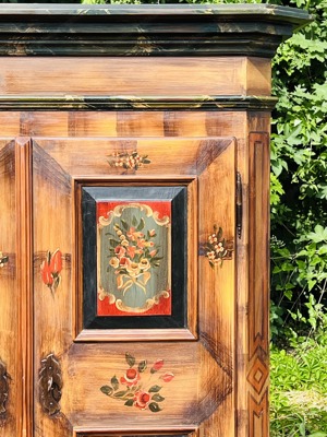 Barock Schrank Bauernschrank Bauernmöbel bemalt Nussbaum Biedermeier Dielenschrank Kasten Bild 2