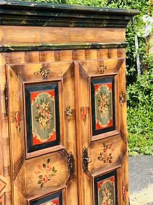 Barock Schrank Bauernschrank Bauernmöbel bemalt Nussbaum Biedermeier Dielenschrank Kasten Bild 4