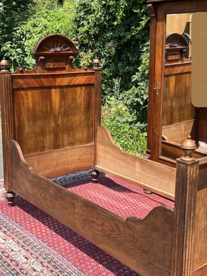 Gründerzeit Bett Beistelltisch Stuhl Sessel Bauernmöbel Nussbaum Einzelbett Hotel Zimmer Gästebett Bild 5