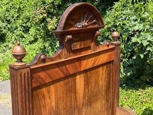 Gründerzeit Bett Beistelltisch Stuhl Sessel Bauernmöbel Nussbaum Einzelbett Hotel Zimmer Gästebett Bild 4