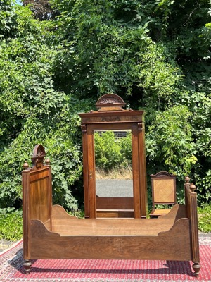 Gründerzeit Bett Beistelltisch Stuhl Sessel Bauernmöbel Nussbaum Einzelbett Hotel Zimmer Gästebett Bild 10