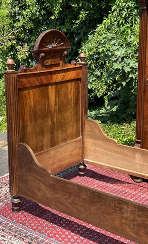 Gründerzeit Bett Beistelltisch Stuhl Sessel Bauernmöbel Nussbaum Einzelbett Hotel Zimmer Gästebett Bild 2