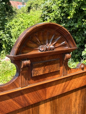 Gründerzeit Bett Beistelltisch Stuhl Sessel Bauernmöbel Nussbaum Einzelbett Hotel Zimmer Gästebett Bild 3