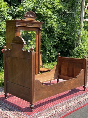 Gründerzeit Bett Beistelltisch Stuhl Sessel Bauernmöbel Nussbaum Einzelbett Hotel Zimmer Gästebett