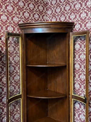 Barock Eck Vitrine Nussbaum Landhaus Biedermeier Eckschrank Stilmöbel Louis XV Rokoko Sammlervitrine Bild 10