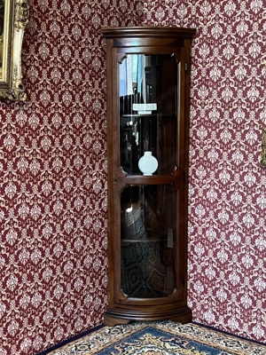 Biedermeier Eckvitrine Vitrine Nussbaum dunkel Barock Landhaus Rokoko Eckschrank Stilmöbel Louis XV  Bild 1