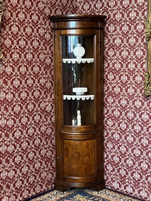 Biedermeier Eckvitrine Vitrine Nussbaum Barock Landhaus Rokoko Eckschrank Stilmöbel Louis XV Sammler Bild 1