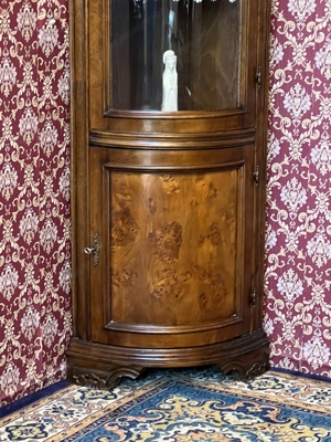 Biedermeier Eckvitrine Vitrine Nussbaum Barock Landhaus Rokoko Eckschrank Stilmöbel Louis XV Sammler Bild 3