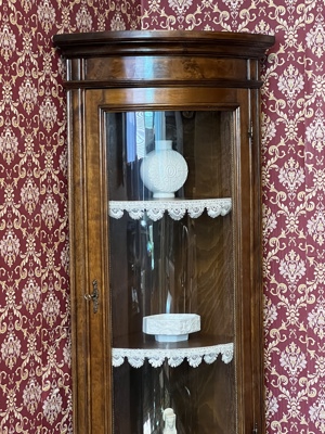 Biedermeier Eckvitrine Vitrine Nussbaum Barock Landhaus Rokoko Eckschrank Stilmöbel Louis XV Sammler Bild 2