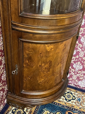 Biedermeier Eckvitrine Vitrine Nussbaum Barock Landhaus Rokoko Eckschrank Stilmöbel Louis XV Sammler Bild 5