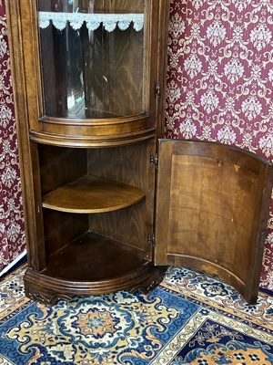 Biedermeier Eckvitrine Vitrine Nussbaum Barock Landhaus Rokoko Eckschrank Stilmöbel Louis XV Sammler Bild 10