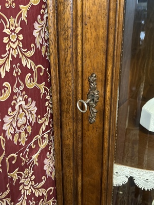 Biedermeier Eckvitrine Vitrine Nussbaum Barock Landhaus Rokoko Eckschrank Stilmöbel Louis XV Sammler Bild 7