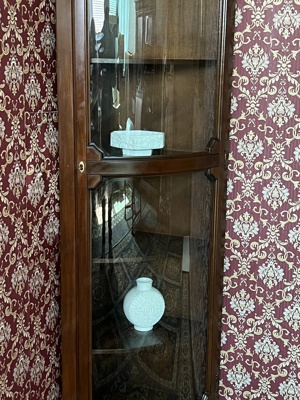 Biedermeier Eckvitrine Vitrine Nussbaum dunkel Barock Landhaus Rokoko Eckschrank Stilmöbel Louis XV  Bild 3