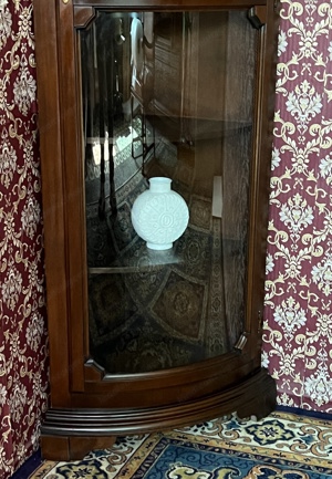 Biedermeier Eckvitrine Vitrine Nussbaum dunkel Barock Landhaus Rokoko Eckschrank Stilmöbel Louis XV  Bild 4