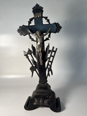 Antikes Stand-, bzw. Altar Kreuz geschnitzt aus Holz mit Figur aus Metall