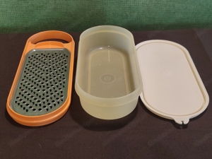 Tupperware reibe und Behälter mit Deckel 