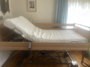 Pflege  Krankenbett in viele Positionen per Fernbedinung verstellbar Bild 1