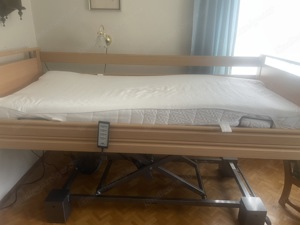 Pflege  Krankenbett in viele Positionen per Fernbedinung verstellbar Bild 4