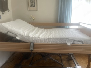 Pflege  Krankenbett in viele Positionen per Fernbedinung verstellbar Bild 2