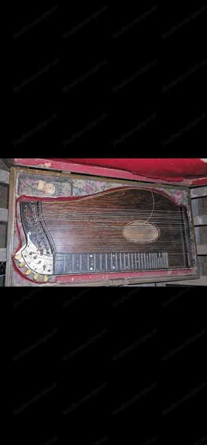 Über 100 Jahre alte Zither & Kartonweise Noten