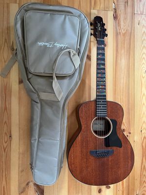 schöne kleine Westerngitarre GS Travel Mahogany mit aktivem Tonabnehmer, Stimmgerät und Tasche
