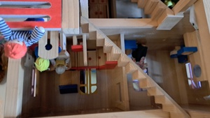 Puppenhaus aus Holz mit beweglichen Gokipuppen Bild 4