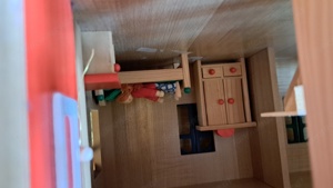 Puppenhaus aus Holz mit beweglichen Gokipuppen Bild 2