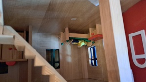 Puppenhaus aus Holz mit beweglichen Gokipuppen Bild 3