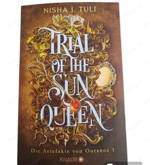Buch 'Trial of the Sun Queen' - NEU mit Farbschnitt