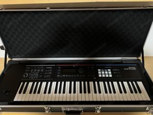 Roland Juno-DS 61 Synthesizer + Case + Pedal